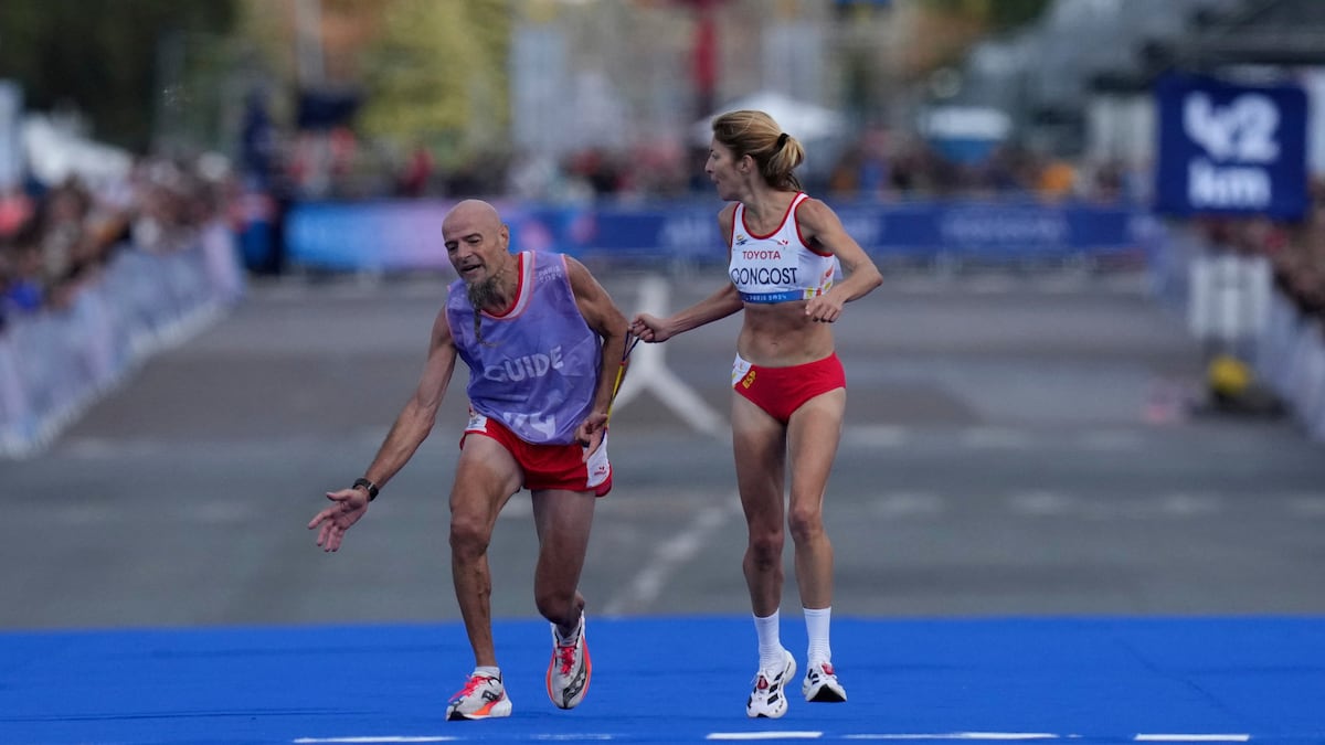 La atleta descalificada en París, Elena Congost, se aleja de las pistas por un cáncer: “Por mucho que nos cuidemos…” | Deportes