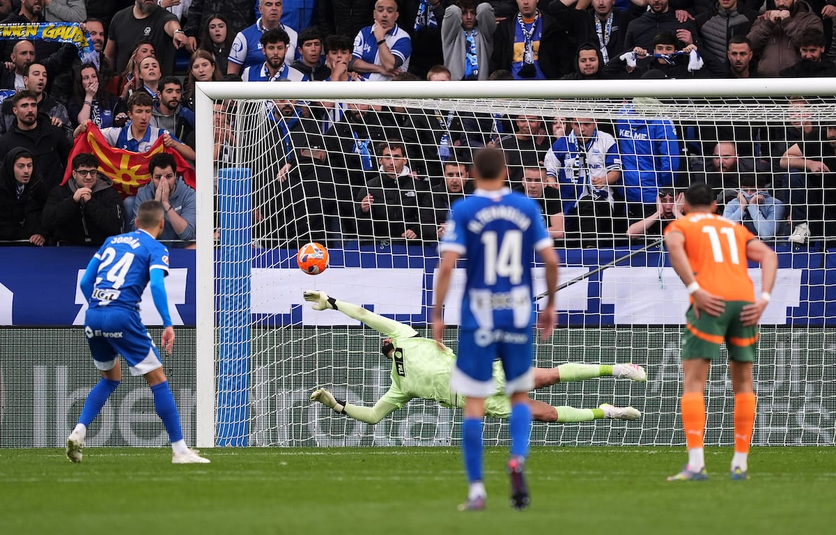 El único error de Mamardashvili aleja del abismo al Alavés y hunde a Las Palmas | Fútbol | Deportes