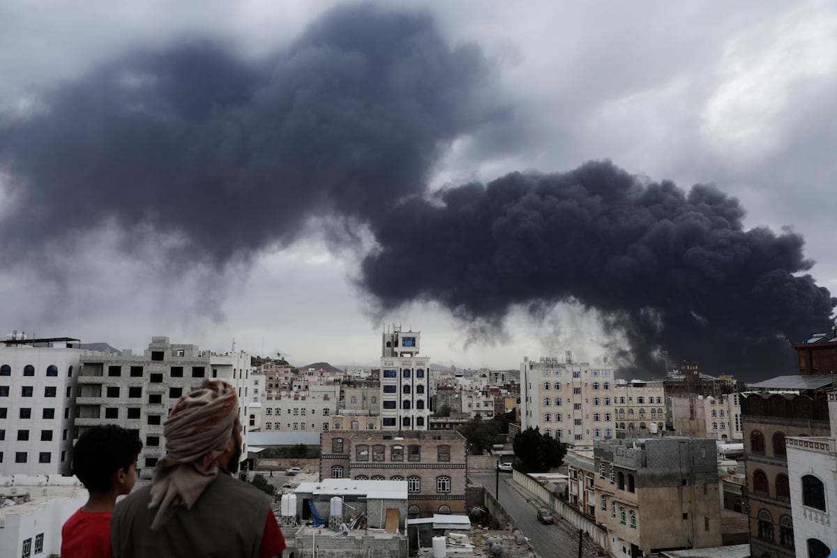 Israel bombardea el aeropuerto de la capital de Yemen | Internacional